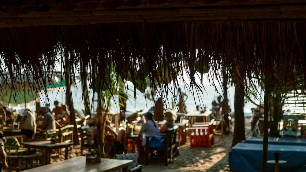 Smigo’s Bar & Restaurant Local Favorite in Bangtao Beach