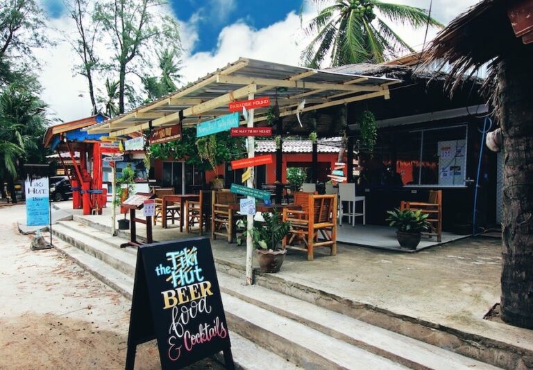 The Tiki Hut Sports Bar Bangtao beach